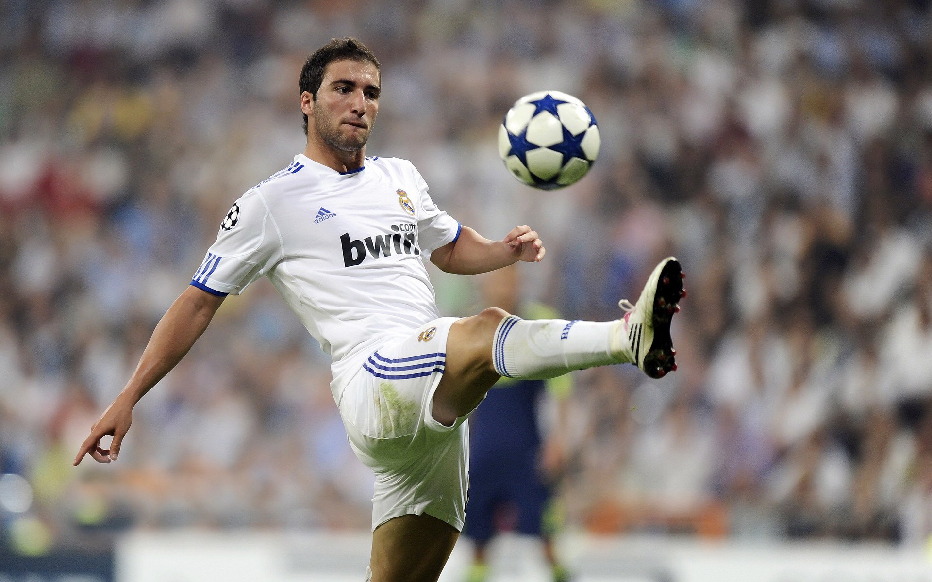 震撼人心的“最后一击”：欧冠最经典绝杀盘点，历届欧冠小组赛最后一轮比分